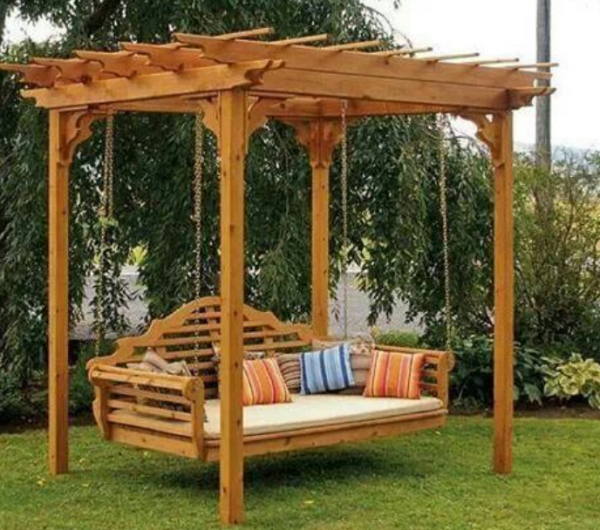 Taman bertema vintage dengan gazebo dan kursi ayunan